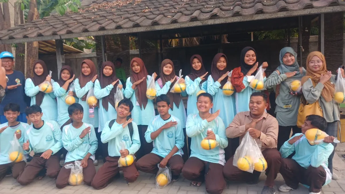 Yayasan KERSA Buka Wawasan Siswa SMA IT At-Taubah 2 tentang Pertanian Lewat Panen Melon